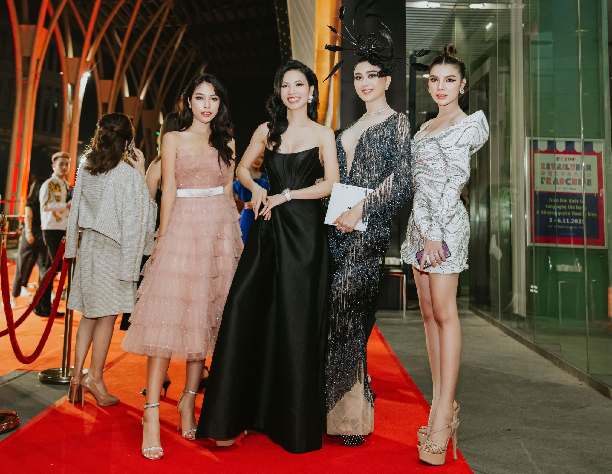 CEO Hồng Vũ – Giám đốc Công ty Ova tỏa sáng  cùng dàn sao trên thảm đỏ WeChoice Awards 2020.